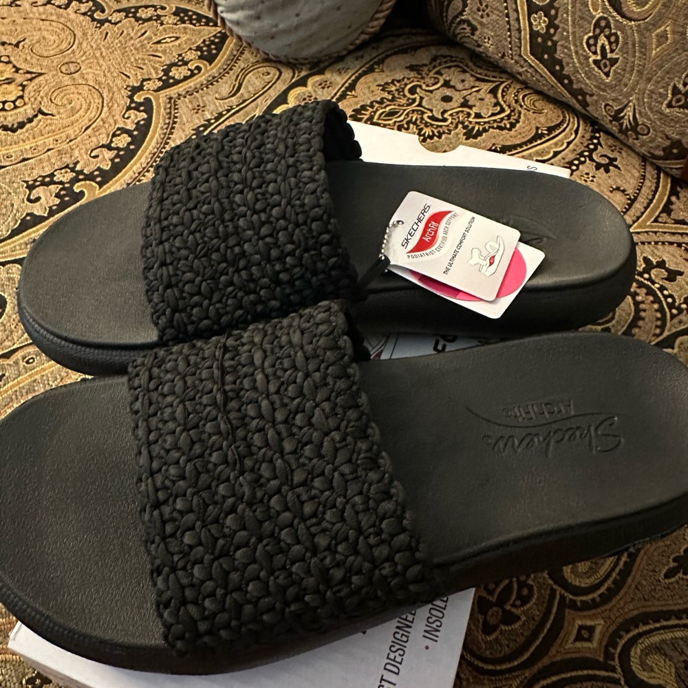 NWT Skechers Black Arch Fit Slide Sandals - Cloud Oh She Pretty